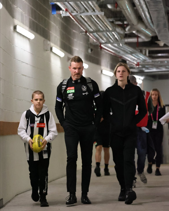 Nathan Buckley arrives at the SCG with his sons Ayce (left) and Jett ahead of his last match as the coach of Collingwood. 