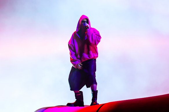 Justin Bieber con una sudadera con capucha Skylk, pantalones cortos Lu'u Dan y botas Loewe actúa en Coahcella. 