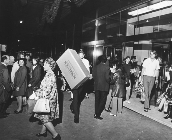 “The evening crowds jostled on the pavements, but the atmosphere was festive and relaxed.” Shoppers in Sydney enjoying the late hours. 