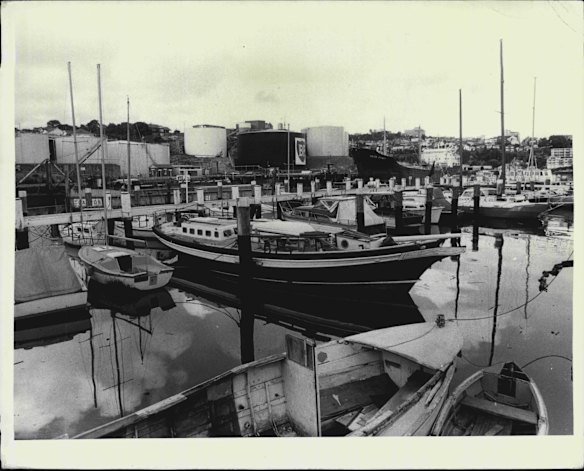 A shipyard and a pleasure craft marina were put out of action when oil, from a nearby oil company, polluted hundreds of square yards water in Berry's Bay, Waverton. December 14, 1973.