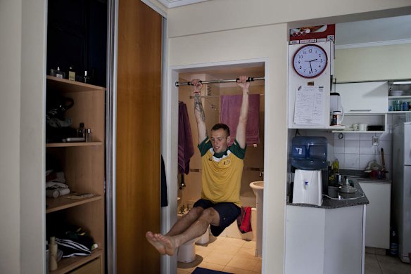 Gavin de Niese Australian youth footballer training for River Plate. Argentina. He's been training in River plate Argentina for the last 3 years. Gavin de Neise lives with his father Kevin, in an apartment near River Plate Stadium.