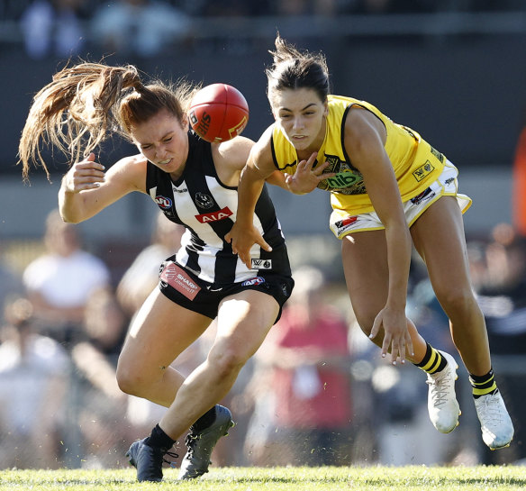 Collingwood’s Alana Porter and Richmond’s Monique Conti get physical.