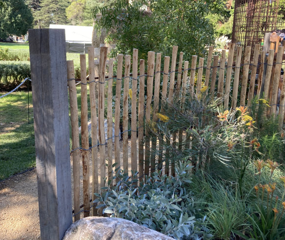 A weathered fence set at irregular heights lent an air of whimsy at the gold-winning ‘Through the Looking Glass’ by Stem Landscape Architecture & Design and ID Landscaping and Construction.