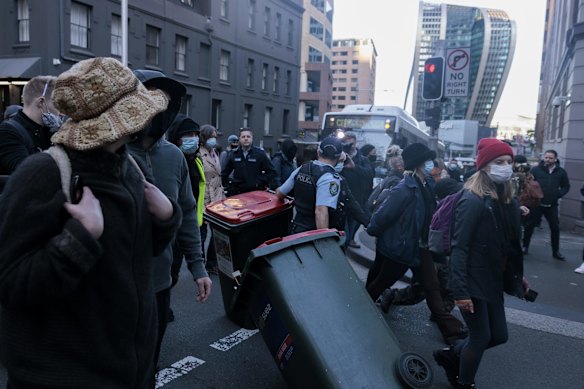 Protestors against climate inaction moved around the Sydney CBD stopping traffic. Some arrests were made.