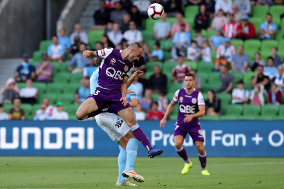 Ivan Franjic heads to ball forward for Glory.
