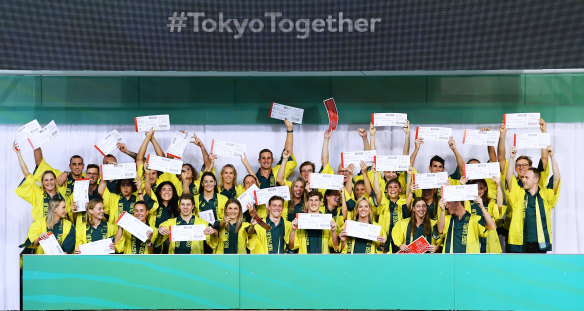 The new Australian swim team pose for a photo. 