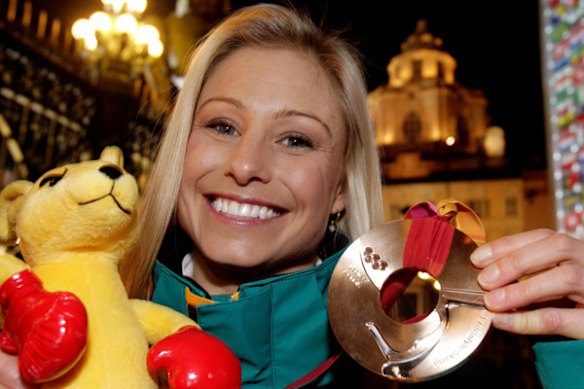 Alisa Camplin shows off her bronze medal in the women's aerials freestyle skiing event at Turin in 2006.