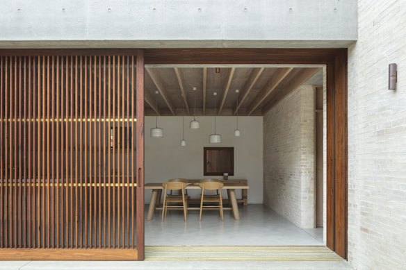Curl Curl House, designed by Trias, received a commendation. The recycled timber screens provide seasonal shading for the main living and dining spaces. In winter, the concrete floor is warmed by an underfloor hydronic heating system. 