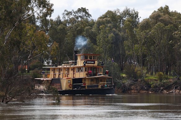 The PS Emmylou is driven by a completely restored 1906 steam engine.