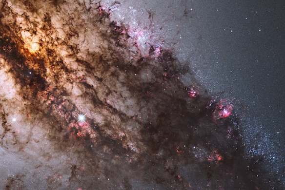 Amazing rays form a dying star