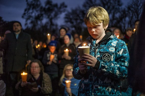 Light The Dark: Melbourne says Welcome candlelight vigil for refugees at Treasury Gardens.