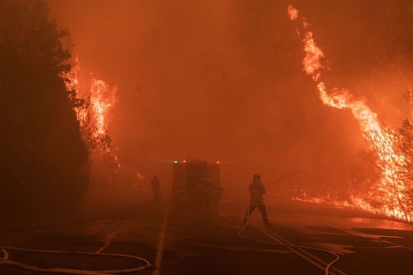 The moment the Gospers Mountain fire hammered Bilpin around the "Tutti Frutti" shop. 