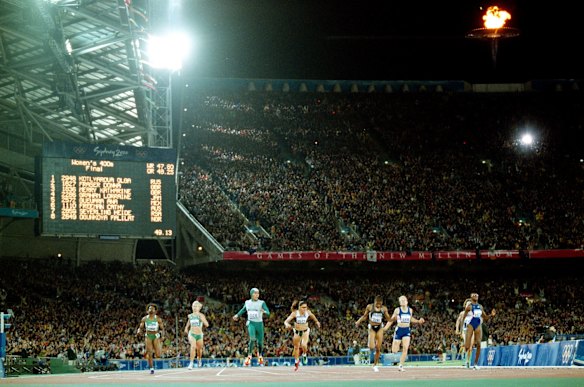 Cathy Freeman wins gold at the 2000 Sydney Olympic Games.