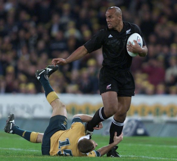 Jonah Lomu runs over Chris Latham during the 2000 Bledisloe Cup Series.