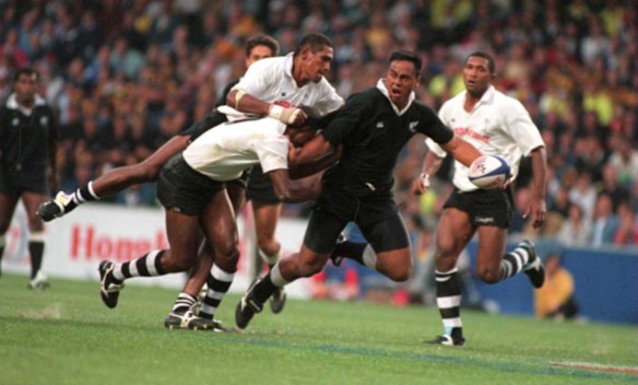 26 MAR 1995:  Jonah Lomu is tackled by Fiji defenders during the 1995 Hong Kong Sevens.