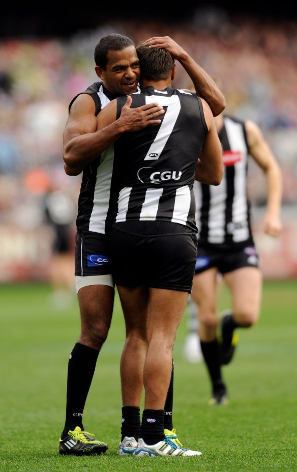 Leon Davis and Andrew Krakouer during the 2011 Grand Final 