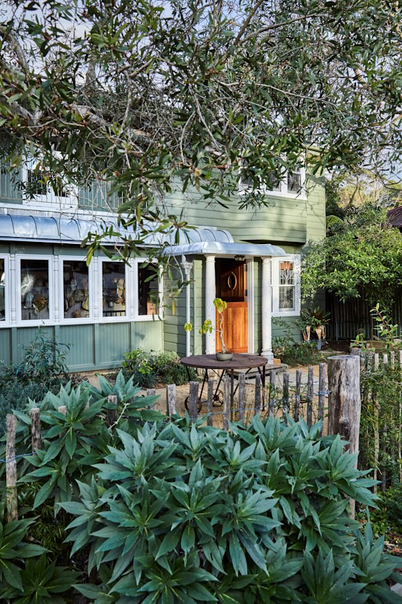 Court lovingly planted her garden over the past three years, inspired
by her many hikes in the surrounding
Royal National Park.