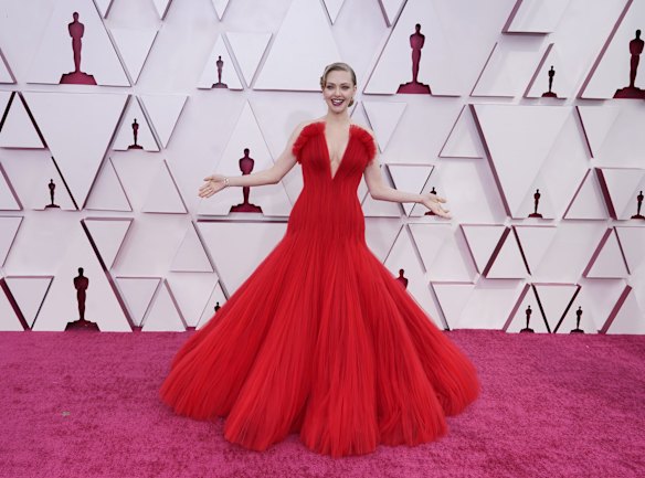 Amanda Seyfried arrives at the Oscars in Armani Privé.