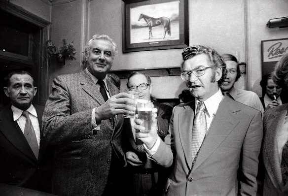 Gough Whitlam and Bob Hawke having a beer in the Trade Hall Hotel on Sussexx Street on 17 April 1974.