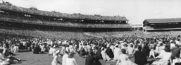 140,000 people hear Billy Graham's last service in Melbourne at the MCG in 1959.