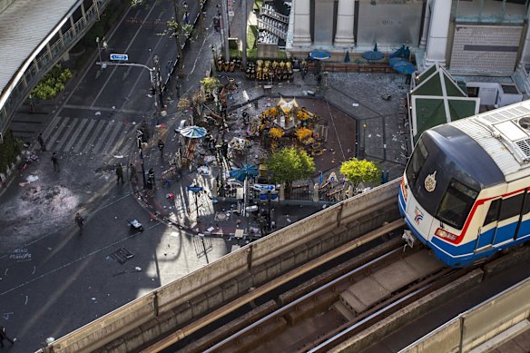 Experts investigate the Erawan shrine at the site of a deadly blast in central Bangkok, Thailand, August 18, 2015. 