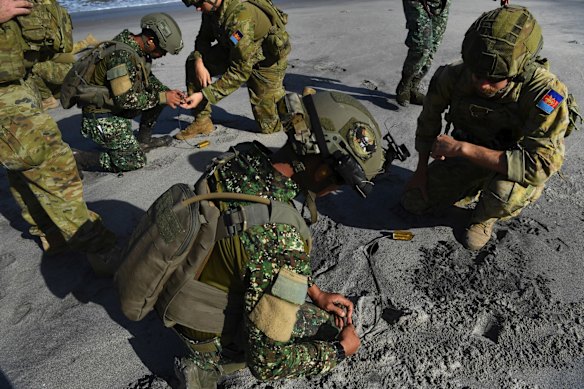 Sapper Justin Letta (right) with the 2nd Combat Engineer Regiment instructs a marine.