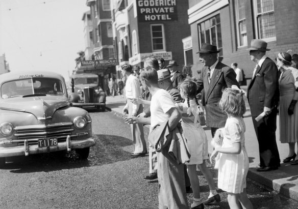 People rush for taxis in Bayswater Road in Sydney’s Kings Cross on April 12, 1952. 