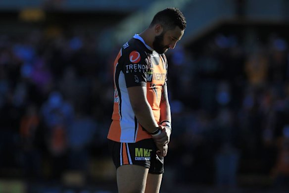 The Tigers' Benji Marshall stands in a minutes silence for Robbie Farah's mother.
