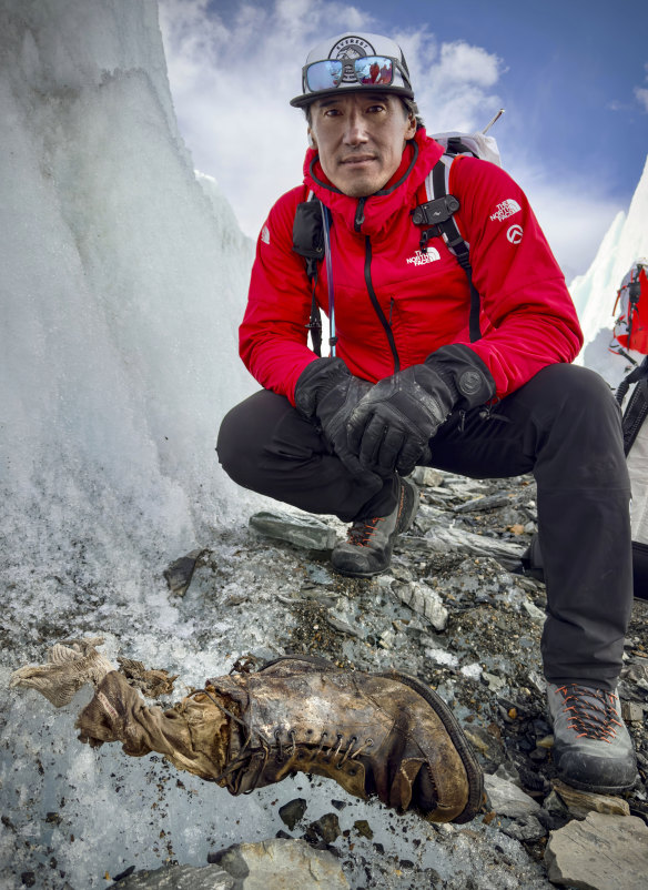 这些遗骸是由 Jimmy Chin 领导的团队在山的北坡发现的（如图）。 