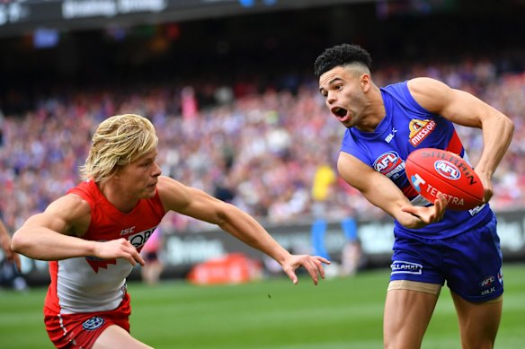 The Sydney Swans' Isaac Heeney attempts to thwart the handball-happy Bulldogs – and Jason Johannisen – in the 2016 grand final. 