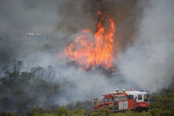 NSW RFS fight an out of control fire near Gowan, nth of Bathurst. 