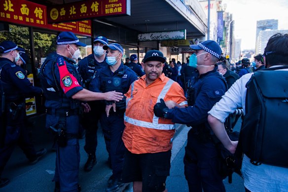 Police arrest anti-lockdown protesters in Sydney.