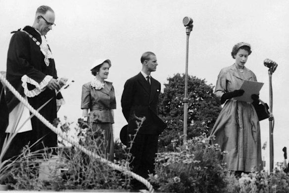 Queen Elizabeth speaks at Hamilton, Victoria.