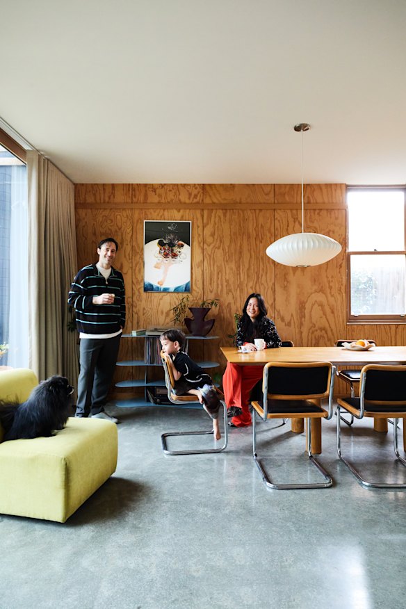 “This dining table
by Sarah Ellison
doubles as our
work-from-home
space,” says Lafian,
who upholstered the
vintage Cesca chairs.