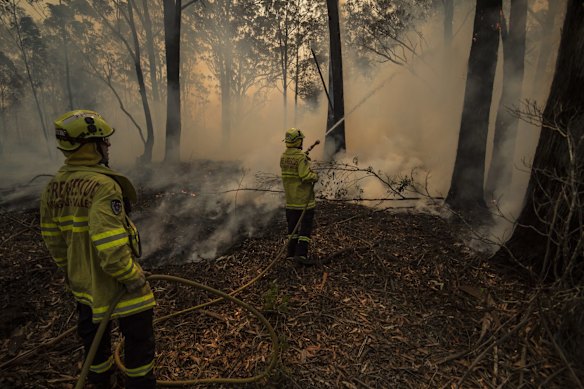 An out of control bushfire impacts properties along Glenthorne Rd, South Taree. 