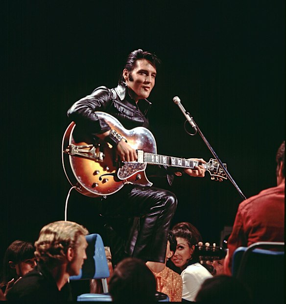 Uma cena do EPiC: Elvis Presley em show. Durante sua carreira, o Rei nunca se apresentou fora da América do Norte.