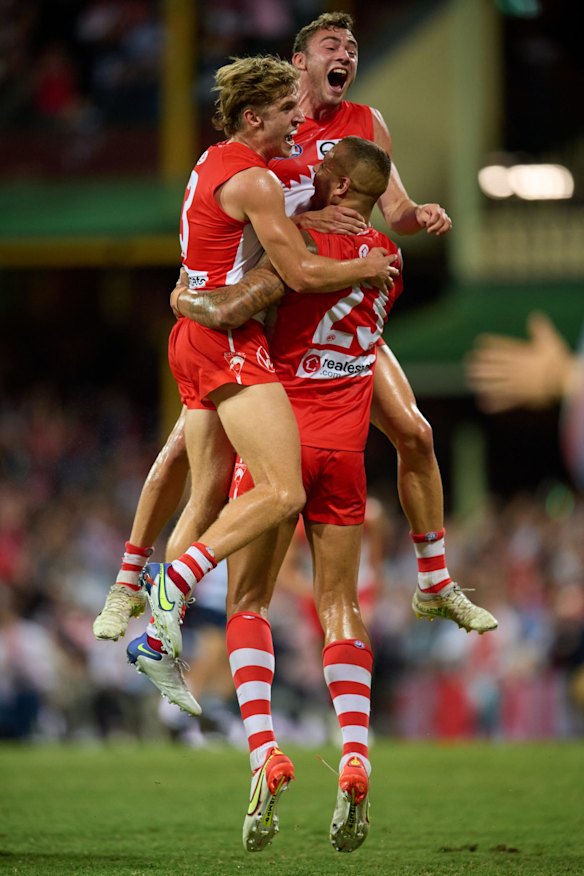 Lance Franklin celebrates his 1000th goal with his teammates.