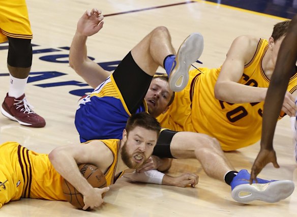 Matthew Dellavedova's game-three starring role: Dellavedova beats David Lee for a loose ball.