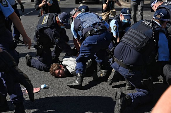Police arrest anti-lockdown protesters in Sydney.