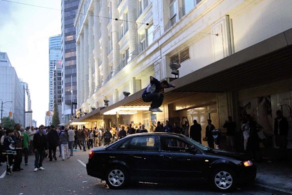 Ice hockey defeat sparks Vancouver riots