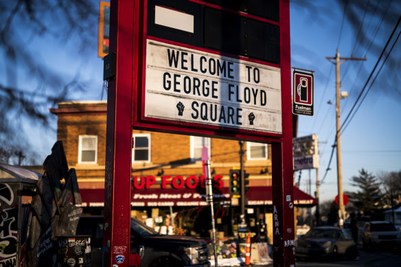 George Floyd'un öldürüldüğü yer artık George Floyd Meydanı olarak adlandırılan bir anma alanı haline geldi. 