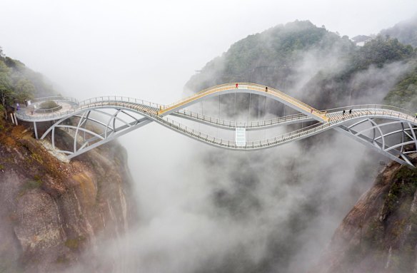 Ruyi Bridge, China: 'Bending bridge' goes viral