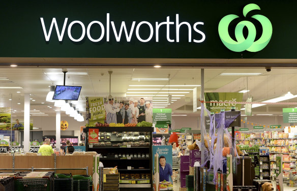 Woolworths workers have agreed to a new enterprise agreement which will restore minimum retail award rates.