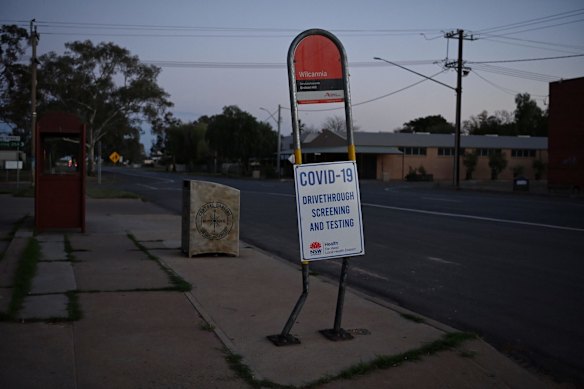 Police officers Cameron Whiteside and Hayley Simshauser deliver food parcels to Wilcannia residents who are isolating at home to stop the spread of COVID-19.