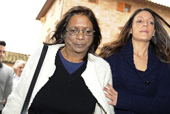 Meredith Kercher's family members, (from L) brother Lyle, mother Arline and sister Stephanie arrive for a news conference following the verdict in December 2009.
