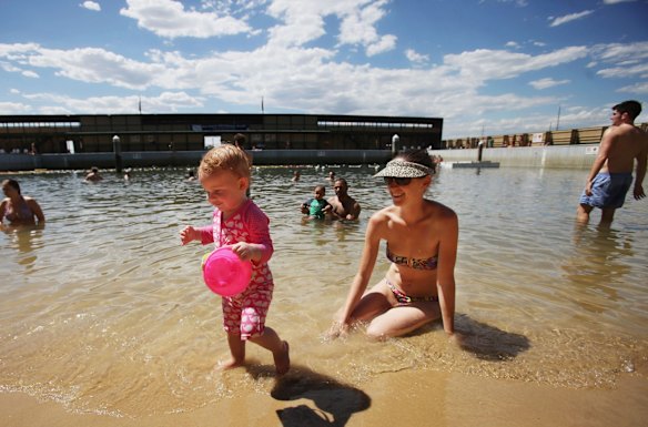 Laura Barnes with daughter Isabelle cooling off on a very hot day at Dawn Fraser Baths in 2014.