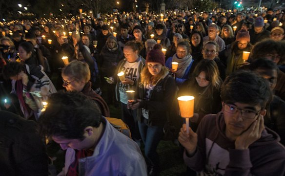 Light The Dark: Melbourne says Welcome candlelight vigil for refugees at Treasury Gardens.