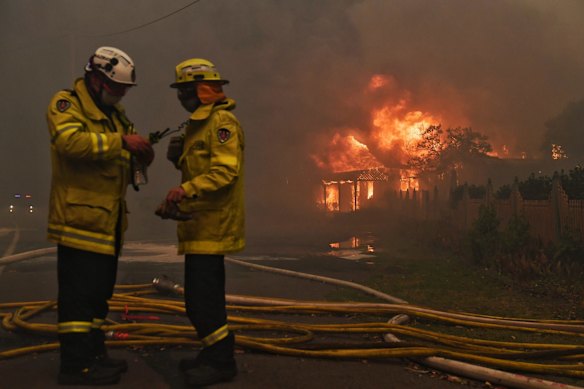Homes burn near Bilpin.