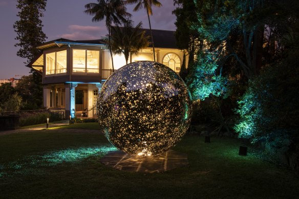 一颗璀璨的明珠，夜晚，在风景如画的布莱克本花园。 