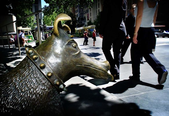 Bronze dog sculpture "Larry La Trobe" by Pamela Irving, Melbourne City Square.